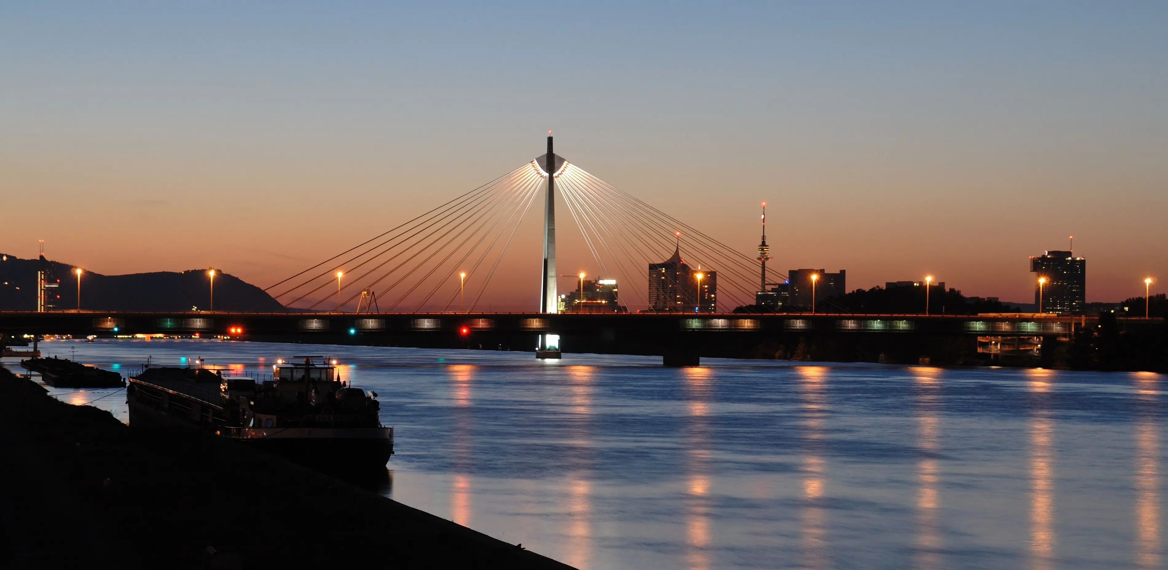 Puente sobre Rio Danubio