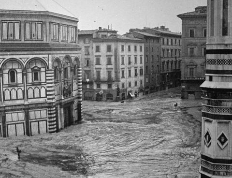 Río Arno. Inundación