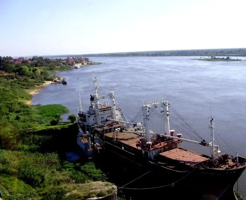 barco en el rio paraguay