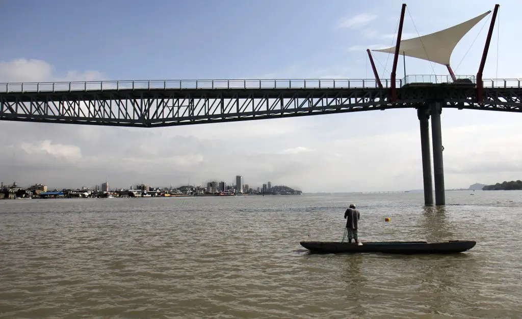 puente sobre el río Guayas